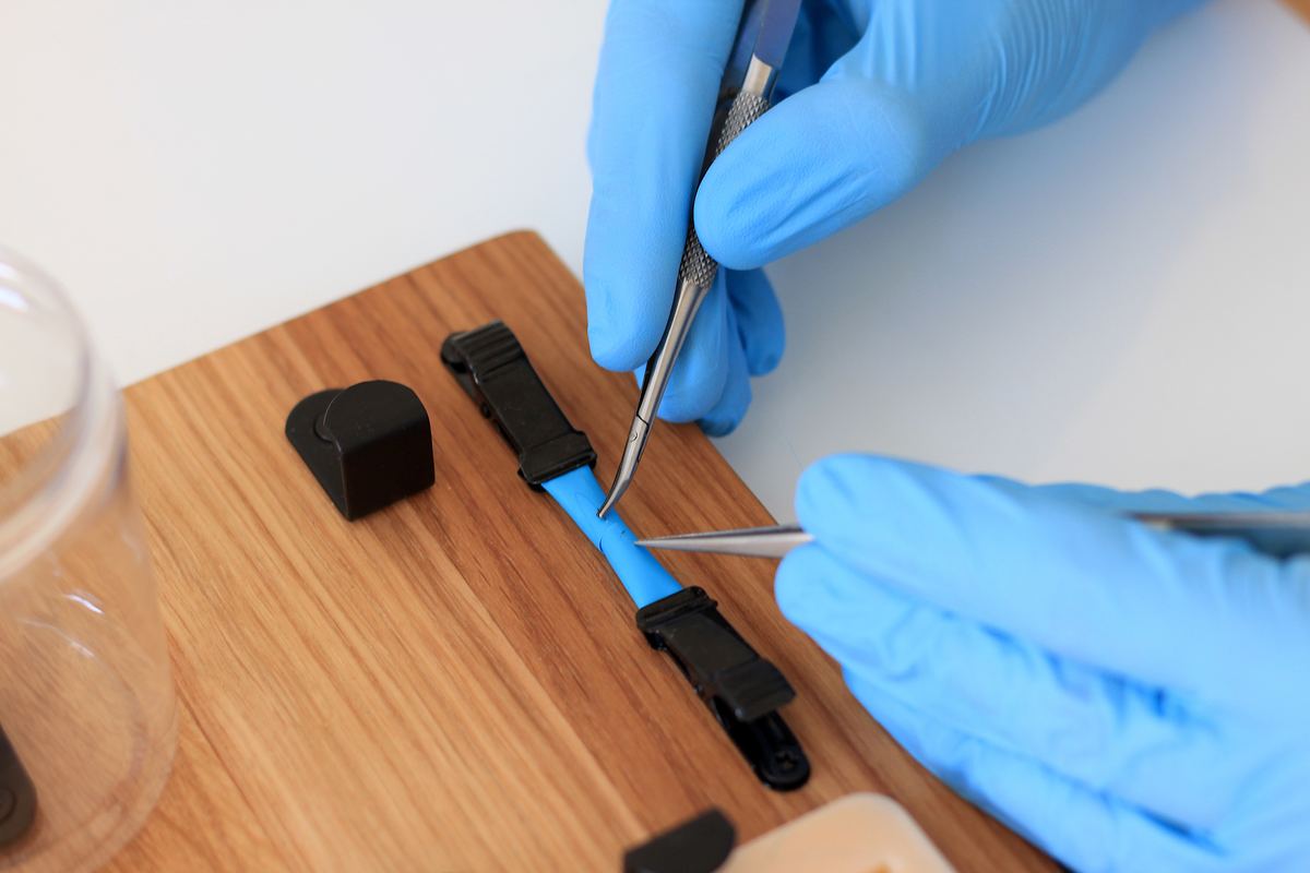 Coaptation of a tubular structure held between two clamps
